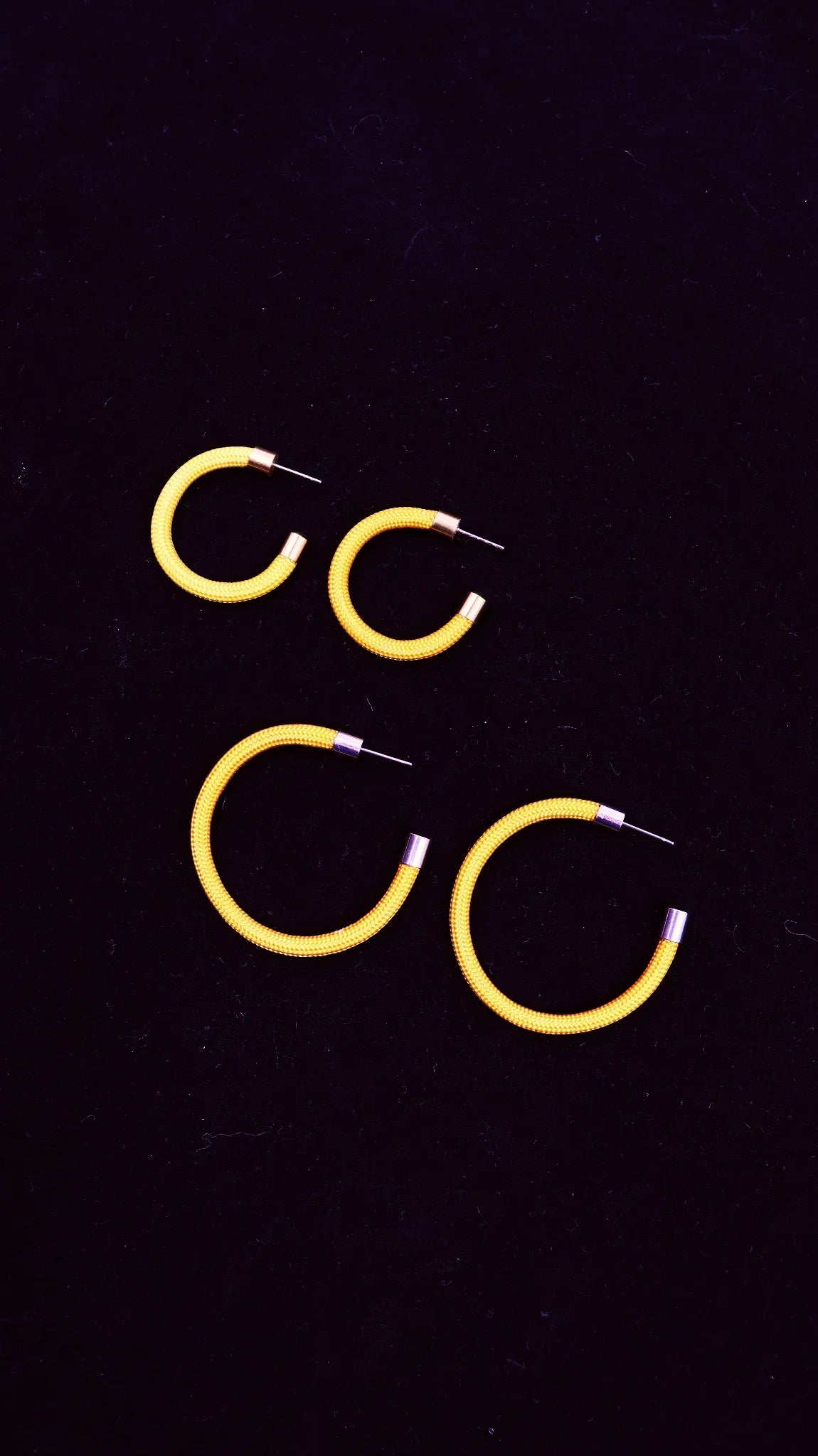 Small and large hoops earrings in gold